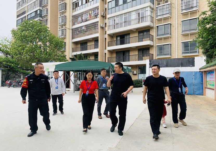 琼山区忠介派出所许健一行到 海南师范大学附属小学进行安全检查指导工作