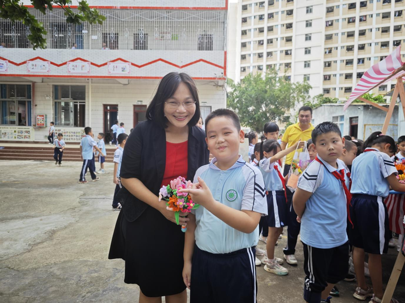 海南师范大学韩小雨一行到附属小学 检查台风“摩羯”后复学工作